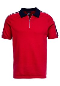 Polo rouge avec un col marine, manches courtes et un col zippé. Présente des rayures blanches sur les épaules. Tissu doux et tricoté.