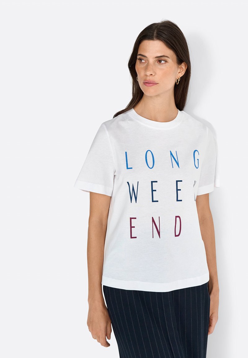 Balta medvilnės marškinėliai su užrašu "LONG WEEK END" mėlynos ir bordo spalvos. Trumpomis rankovėmis, laisvu siluetu ir apvaliu iškirpimu.