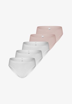 Cinq culottes en coton pour femmes dans un paquet, trois blanches et deux rose clair, disposées en rangée décalée sur fond blanc.