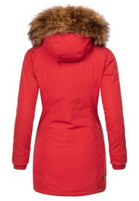 Cappotto imbottito rosso con cappuccio foderato in pelliccia, design aderente, maniche lunghe e polsini a costine; texture liscia e taglio a ginocchio.