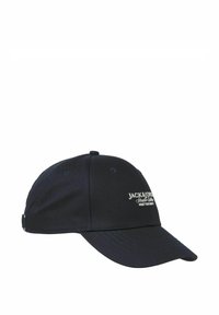 Tamsiai mėlyna beisbolo kepurė su lenktu kraštu ir baltu siuvinėtu "Jack & Jones" tekstu priekyje, su reguliuojamu dirželiu gale.