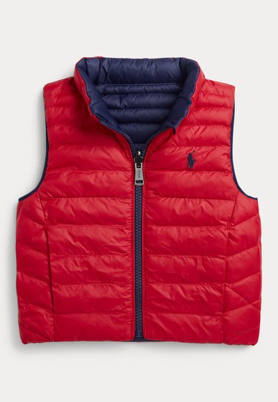 Chaleco acolchado rojo con cuello alto, forro azul marino, cremallera frontal y diseño acolchado horizontal. Presenta un pequeño logo en el pecho.