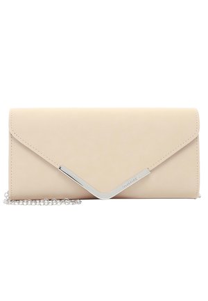 Beige Kunstleder-Clutch mit einem dreieckigen Klappenverschluss, silberfarbigen Metallakzenten und abnehmbarem Kettengurt. Glatte Textur mit klaren Linien.