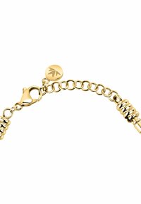 Bracciale in oro con anelli circolari, chiusura a granchio e una perlina decorativa che presenta un design a foglia. Texture liscia e finitura lucida.