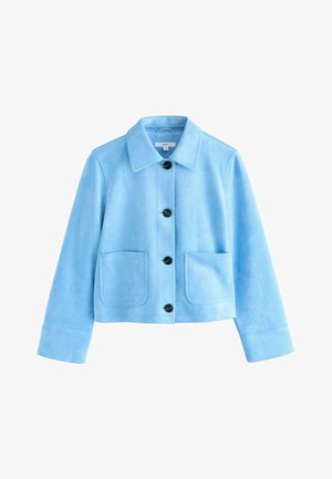 Svetlomodrý semišový kabát s širokým golierom, štyrmi čiernymi gombíkmi, dlhými rukávmi a dvoma prednými našitými vreckami.