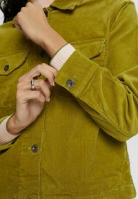 edc by Esprit Chaqueta fina - green