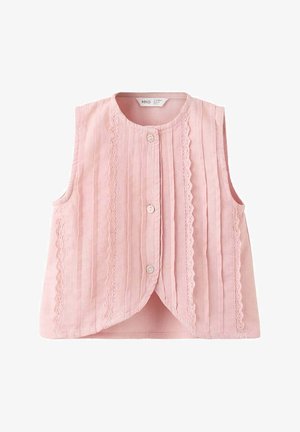 Blouse rose sans manches avec bordure en dentelle verticale, détails de plis pincés et trois boutons à l'avant, avec un col arrondi et un ourlet incurvé.