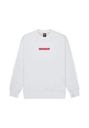 Witte trui met geribbelde manchetten en zoom, met een rood rechthoekig geborduurd logo met de tekst "QUIKSILVER" in het midden.