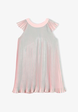 Zilverkleurige geplooide mouwloze jurk met een roze ronde halslijn en gerimpelde korte mouwen, licht uitlopend bij de zoom.