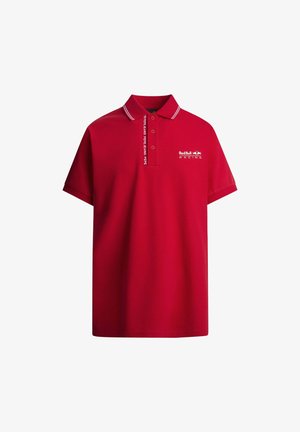 Camisa polo roja con cuello, mangas cortas, con acentos blancos y el logo de "Red Bull Racing" en el lado izquierdo del pecho, fabricada en algodón.