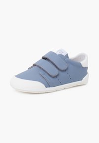 Blauer Lederschuh mit weißer Gummisohle und Zehenkappe. Verfügt über zwei Klettverschlüsse und ein durchbrochenes Design an den Seiten.