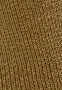 Zbliżenie na ciasno dzianą brązową tkaninę z widoczną teksturą pionowych żeber.