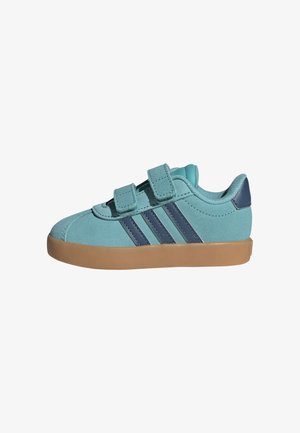 Blauer Kindersneaker mit zwei Klettverschlüssen, dunkelblauen Seitenstreifen und hellbrauner Gummisohle.