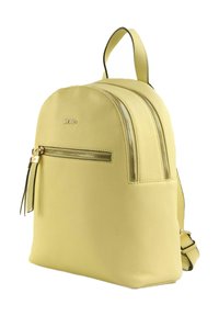 Mochila de cuero amarillo con bolsillo frontal con cremallera, dos cremalleras superiores y correas ajustables.