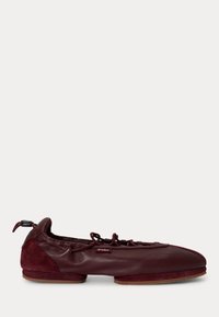 Δεν επιλέχθηκε, oxblood