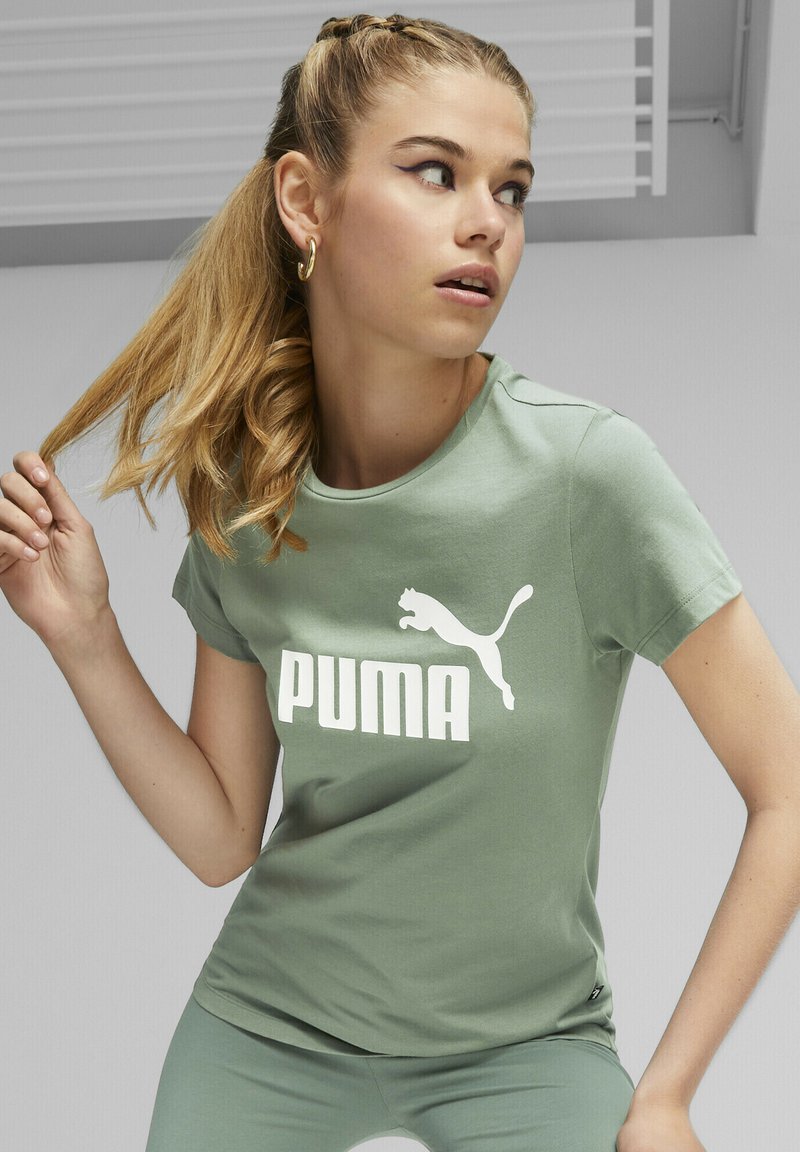 Puma ESSENTIALS LOGO RUNDHALS KURZARM - Camiseta estampada - eucalyptus