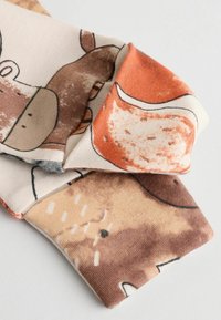 Baumwollstoff mit einem verspielten Tierdruck in erdigen Tönen von Braun, Orange und Creme, mit weicher Textur und einfachen Umrissen.