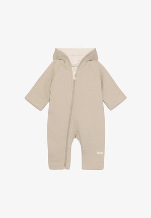 Beige doorgestikte babyromper met lange mouwen, capuchon en ritssluiting aan de voorkant, ontworpen voor warmte en comfort.
