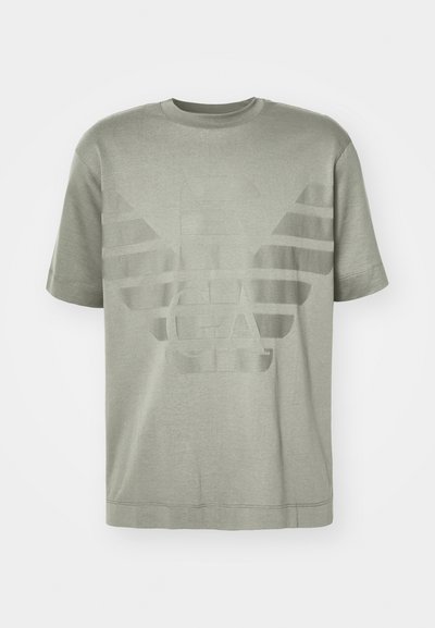 T-shirt verde in cotone con un logo testurizzato a strisce orizzontali. Collo tondo e maniche corte. Tessuto morbido con una vestibilità rilassata.