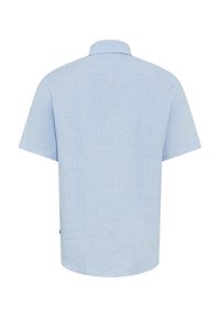 Camicia azzurro chiaro a maniche corte con colletto. Realizzata in un tessuto texture con un motivo sottile. Vestibilità standard con yolk posteriore.