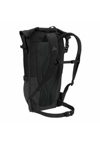 Sac à dos noir avec fermeture enroulable, rembourrage en maille, sangles ajustables et plusieurs compartiments. Présente un design minimaliste avec des accents texturés.