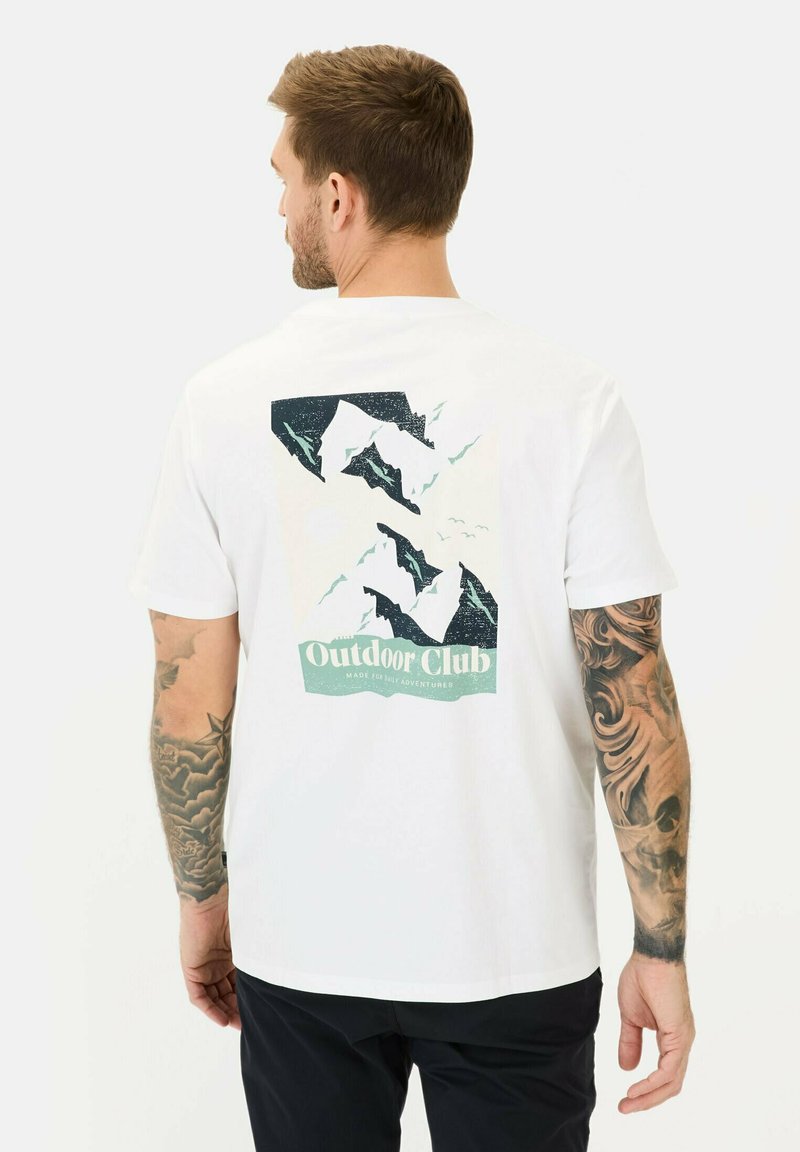 Witte t-shirt met korte mouwen, voorzien van een bergafbeelding in donkere kleuren met daaronder in lichtgroen "Outdoor Club" gedrukt.