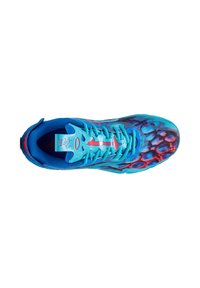 Chaussure de sport bleue avec une tige texturée ornée de motifs multicolores vifs. Fermeture à lacets avec un col et une languette rembourrés.