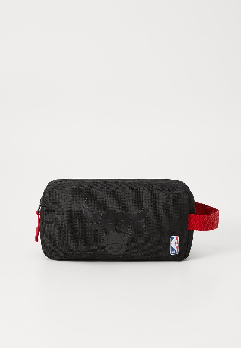 Čierna toaletná taška s hladkou textúrou, s vyvýšeným logom Chicago Bulls, červeným ťahákom na zips a malým logom NBA na boku.