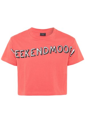 Korallfarget kortermet t-skjorte laget av bomull, med fet svart tekst "WEEKENDMOOD!" over forsiden. Kort ermer og rund halslinning.