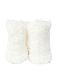 Białe nakładki na buty z futerkową teksturą, o zaokrąglonym kształcie i otwartym wierzchu. Brak widocznych elementów metalowych lub wzorów. Miękki, przytulny wygląd.
