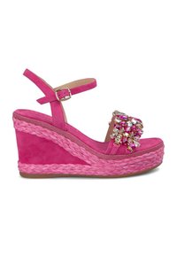 Sandales compensées en suède rose avec une semelle en corde tressée, ornées d'un embellissement bijou sur la bride avant et d'une boucle de cheville réglable.