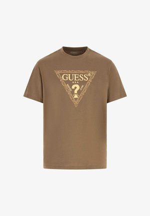 Pruun puuvillane lühikeste varrukatega t-särk, millel on ees suur kuldne kolmnurkne logo, dekoratiivne ääris ja ümara kaelusega lõige.