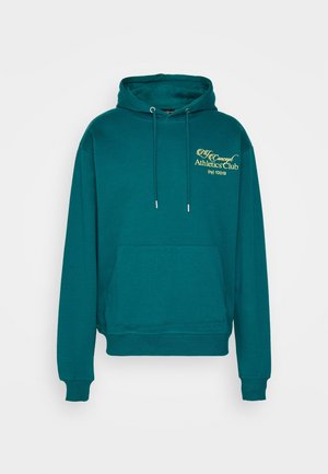 Turkusowa bluza z kapturem, z kieszenią z przodu i sznurkiem, z żółtym napisem i logo "Athletics Club" na górnej lewej części klatki piersiowej.