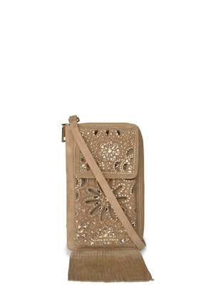 Bolso bandolera de ante marrón claro con patrones florales cortados con láser, tachuelas plateadas, cierre de cremallera y detalle de flecos en la parte inferior.