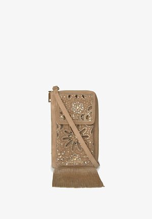 Bolso bandolera de ante marrón claro con patrones florales cortados con láser, tachuelas plateadas, cierre de cremallera y detalle de flecos en la parte inferior.