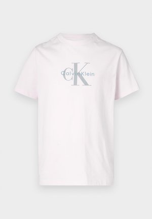 Roosast puuvillast t-särk, millel on ümmargune kaelus ja lühikesed varrukad, hall "CK" logo ning selle all trükitud nimi "Calvin Klein".