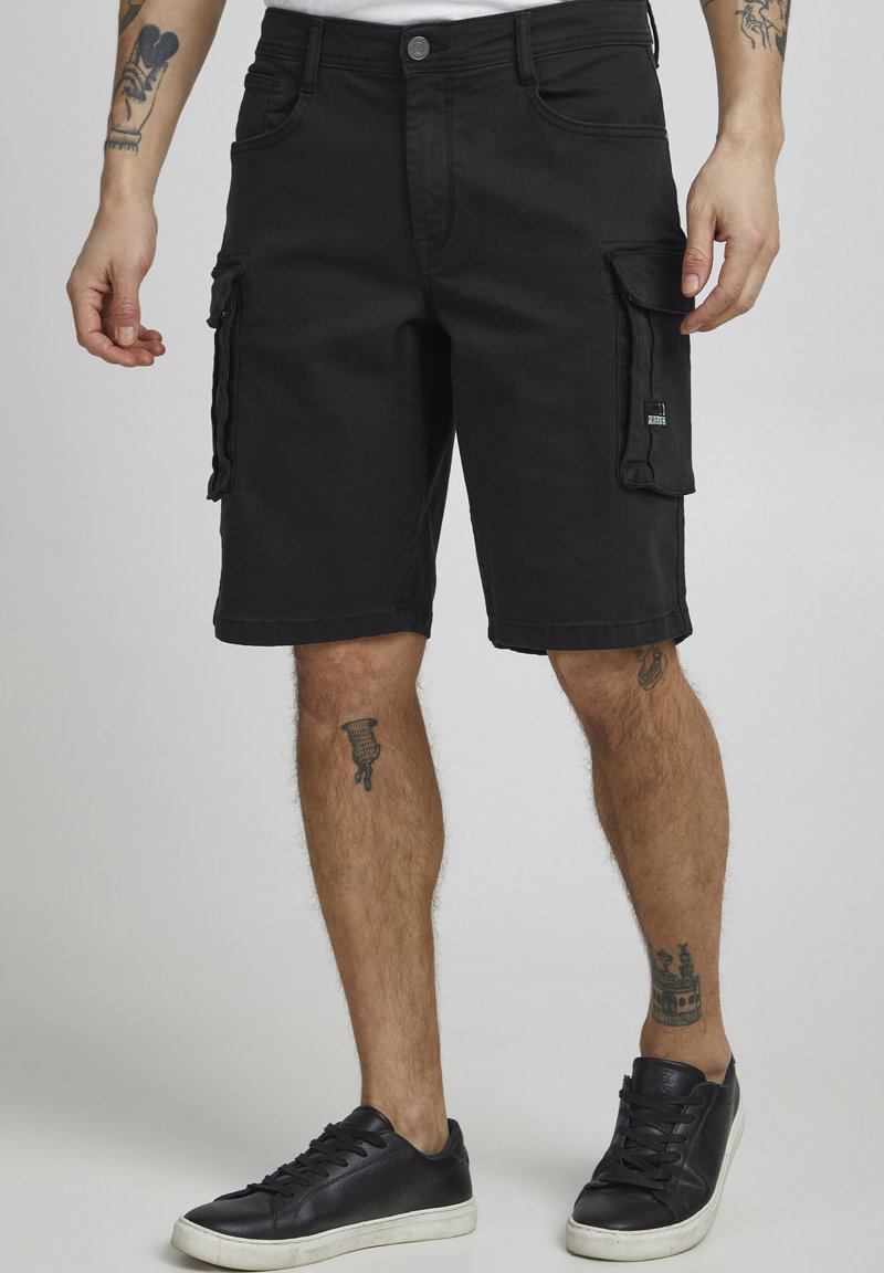 Shorts cargo noirs à coupe droite, avec poches latérales et fermeture par bouton. Confectionnés dans un tissu en mélange de coton durable.