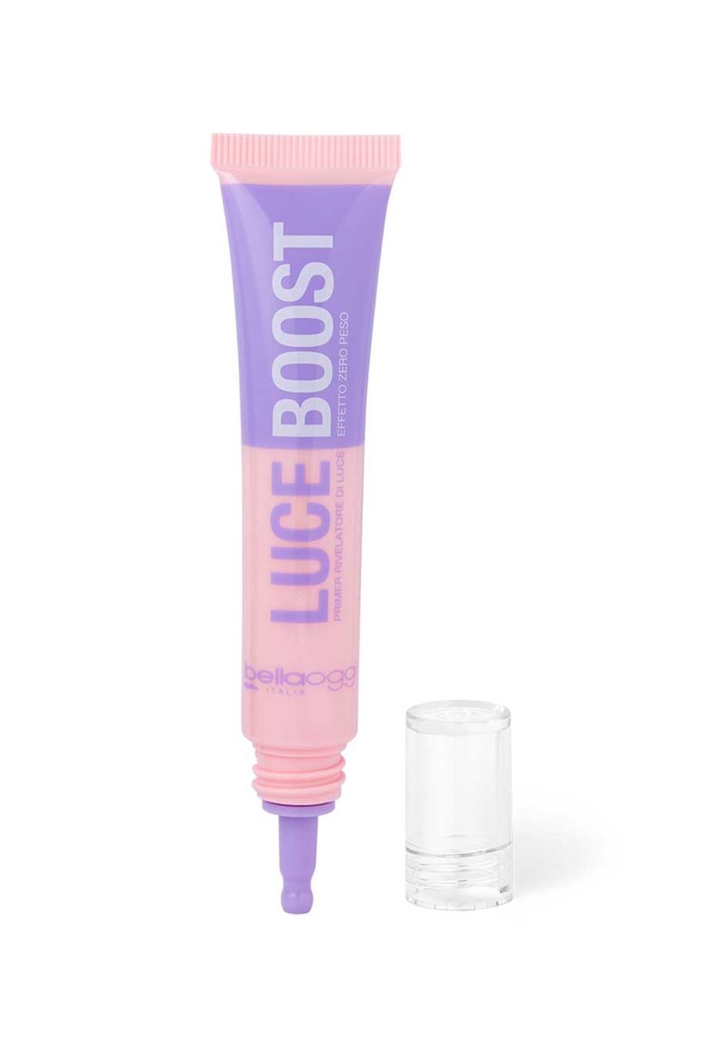 Primer Luce Boost in un tubo rosa e viola con punta applicatrice a punta. Dotato di un tappo trasparente. Texture liscia; branding minimale.