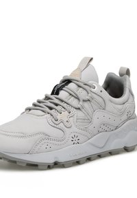 Sneaker grigio chiaro con tomaia in pelle, dettagli testurizzati e design con lacci. Include un linguetta e una suola in gomma ammortizzata.