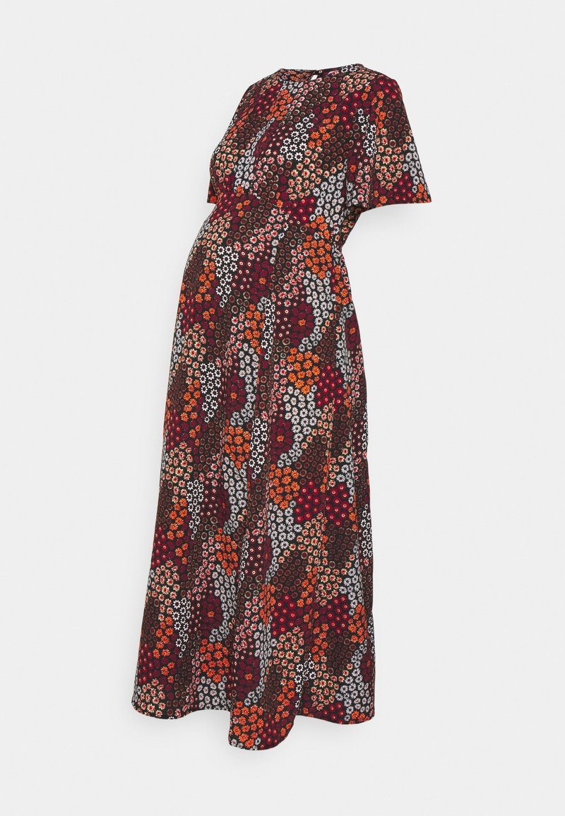 Robe longue de maternité à motif floral avec manches courtes, présentant de petits groupes de fleurs rouges, orange, blanches et brunes sur fond sombre.