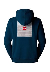 Temno modra kapuca s kapuco, ki ima na hrbtni strani bel pravokotni obliž z rdečim logotipom in besedilom, teksturirana tkanina in rebrast rob.