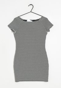 Schwarz-weiß gestreiftes Bodycon-Kleid mit kurzen Ärmeln, rundem Halsausschnitt und figurbetonter Silhouette, das an einem schwarzen Haken hängt.