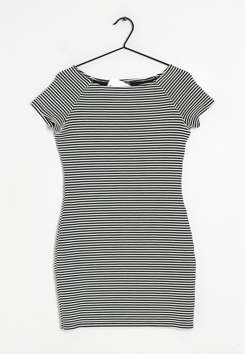 Schwarz-weiß gestreiftes Bodycon-Kleid mit kurzen Ärmeln, rundem Halsausschnitt und figurbetonter Silhouette, das an einem schwarzen Haken hängt.