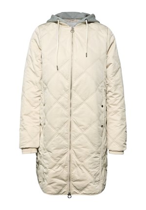 Long manteau beige matelassé avec fermeture éclair à l'avant, fentes latérales à boutons-pression, et capuche grise attachée avec cordons de serrage.