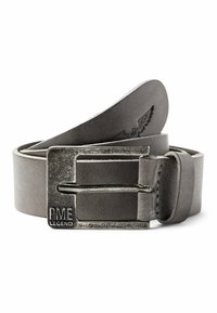 Belt en cuir gris roulé avec une boucle en métal rectangulaire gravée de "PME Legend" et un léger logo d'aile embossé sur la sangle.