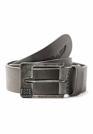 Grijze leren riem opgerold met een rechthoekige metalen gesp, gegraveerd met "PME Legend" en een vaag reliëf van een vleugellogo op de band.