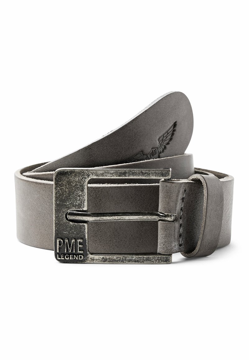 Belt en cuir gris roulé avec une boucle en métal rectangulaire gravée de "PME Legend" et un léger logo d'aile embossé sur la sangle.