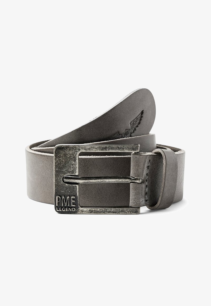 Grijze leren riem opgerold met een rechthoekige metalen gesp, gegraveerd met "PME Legend" en een vaag reliëf van een vleugellogo op de band.