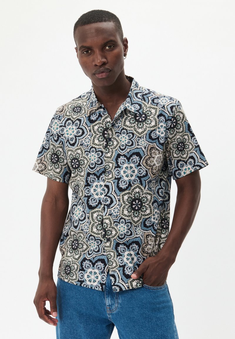 Korte mouw overhemd met een meerkleurig bloemmotief in blauw, zwart en beige, met een knoopsluiting aan de voorkant en een ontspannen pasvorm.