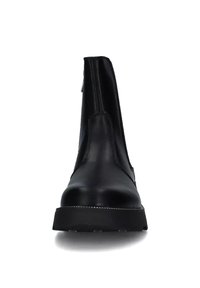 Stivali alla caviglia in pelle nera con una finitura liscia, pannelli laterali elasticizzati e una suola nera robusta. Presentano un design minimalista senza motivi.